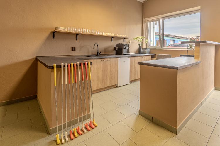 Recepce s občerstvením a připravené minigolfové hole