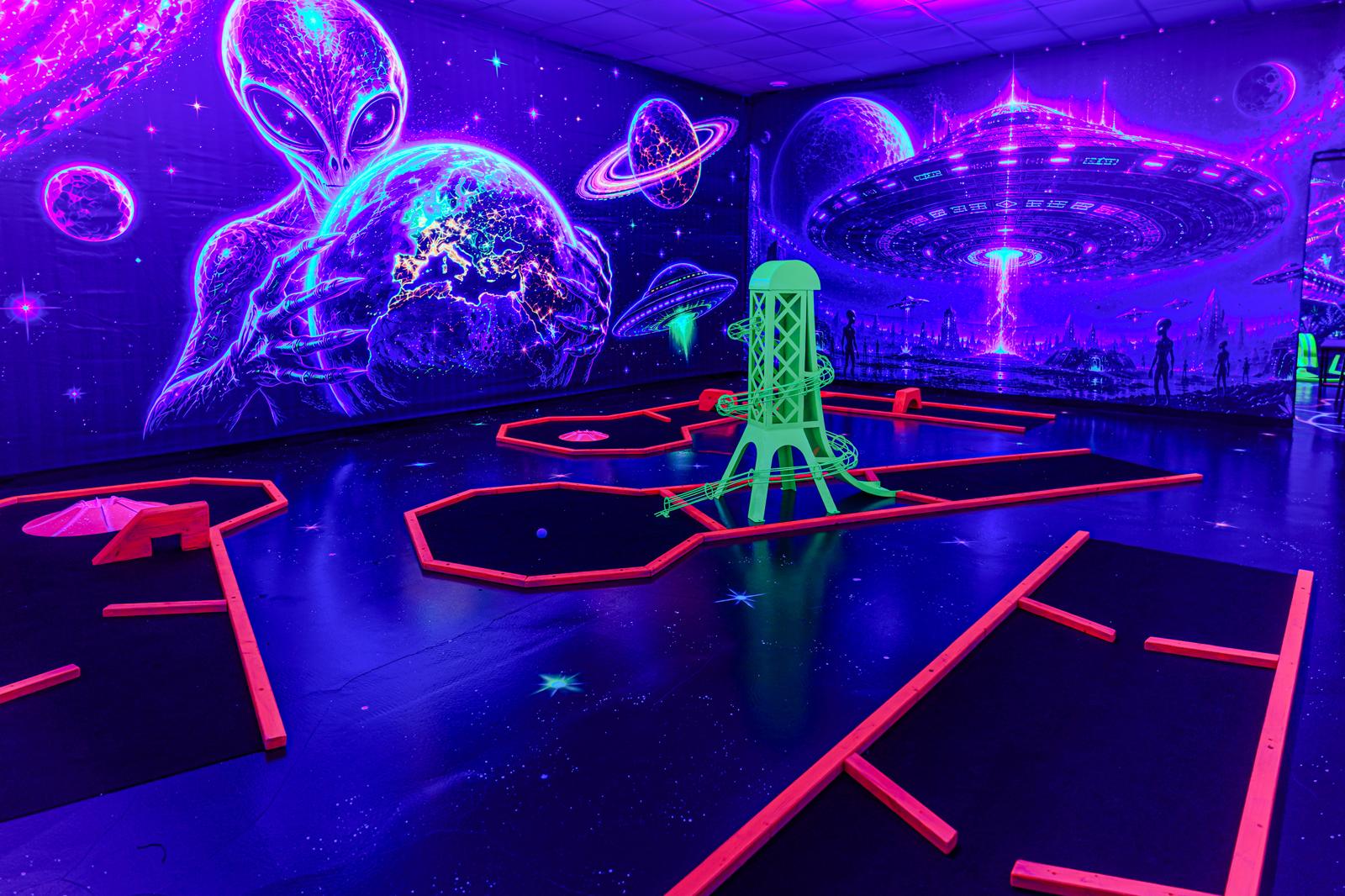 Vesmírná UV dráha s mimozemšťanem a UFO v Neon Golf